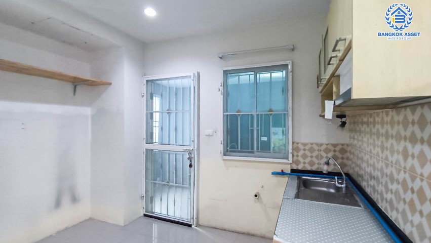 *****บ้านเดี่ยวมือสอง ปทุมธานี ม.พฤกษาวิลเลจ35 รังสิต-คลอง3 เนื้อที่กว้างขวางมากถึง 52 ตร.ว. ฟังก์ชัน 3 ห้องนอน 2 ห้องน้ำ 2 ที่จอดรถ ตกแต่งแบบโมเดิร์น ภายในสภาพสวยพร้อมเข้าอยู่ บนทำเลแห่งการเดินทาง ใกล้ฟิวเจอร์พาร์ค รังสิต, ใกล้มอเตอร์เวย์ "บางปะอิน-บางนา"  จองเลย!